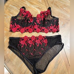 Sexy black and white matching bra and underwear. Worn once for a photoshoot.